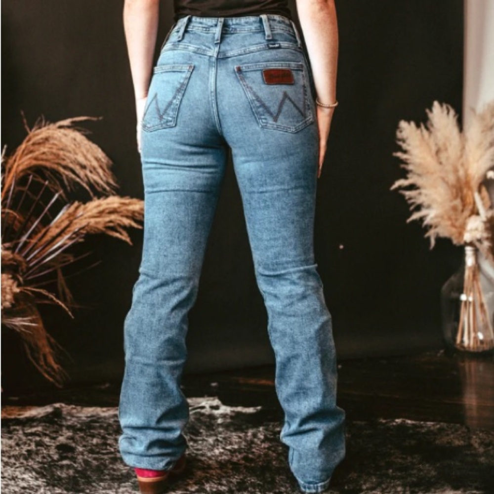28x30 Wrangler Retro High Rise Boootcut Jeans